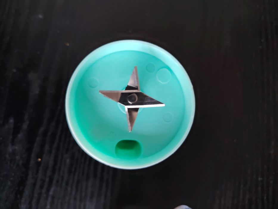 Удобен и практичен блендер.