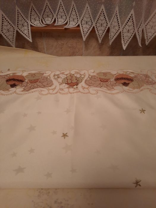 Față de masă cu globuri aurii