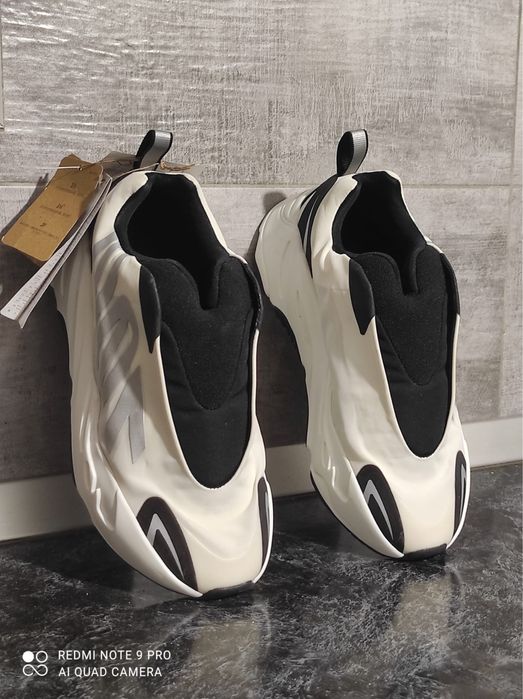 Adidas Yeezy 700 MNVN