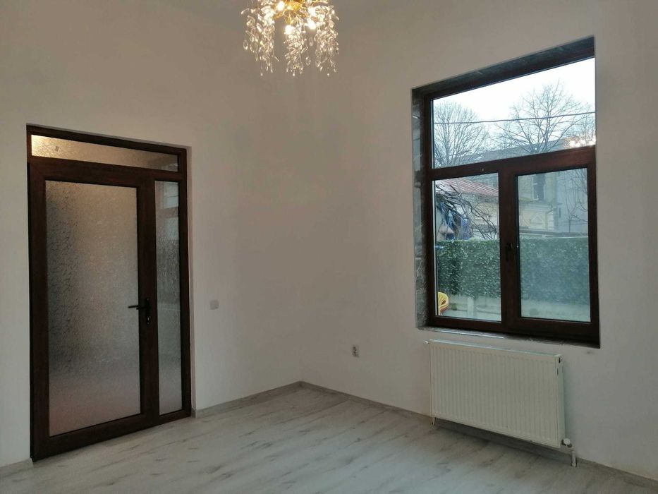 Casă de închiriat ,3 camere , nemobilată , ultracentral