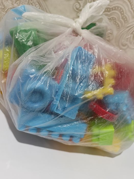Продам 2пакета конструкторов разные