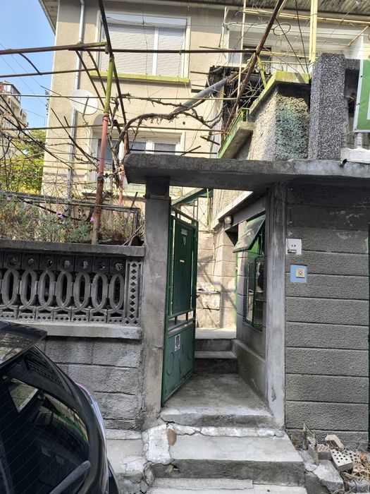 Продавам двуетажна къща