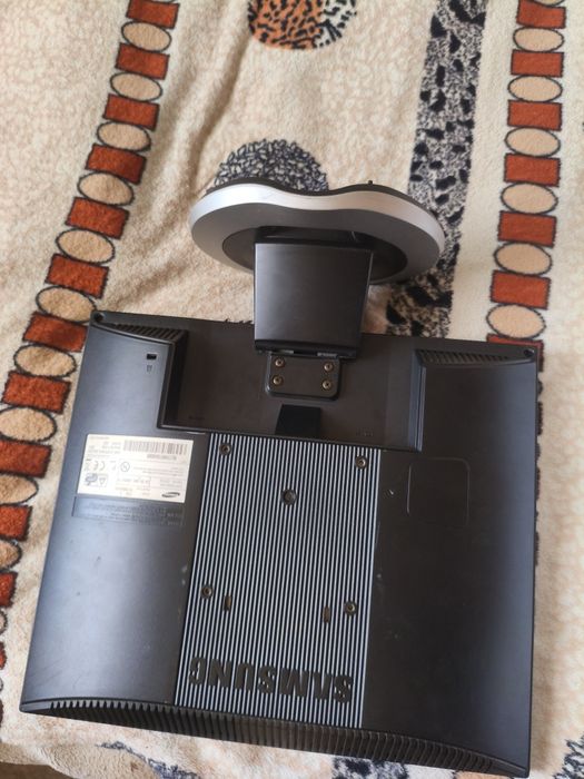 Монитор Samsung 4 на 3