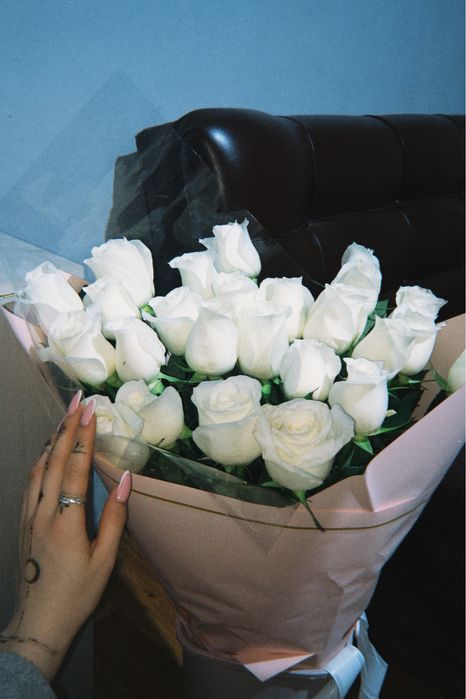 Белые розы………..