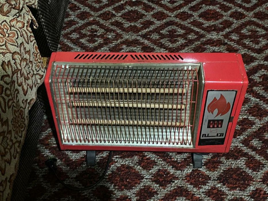 Обогреватель красного цвета