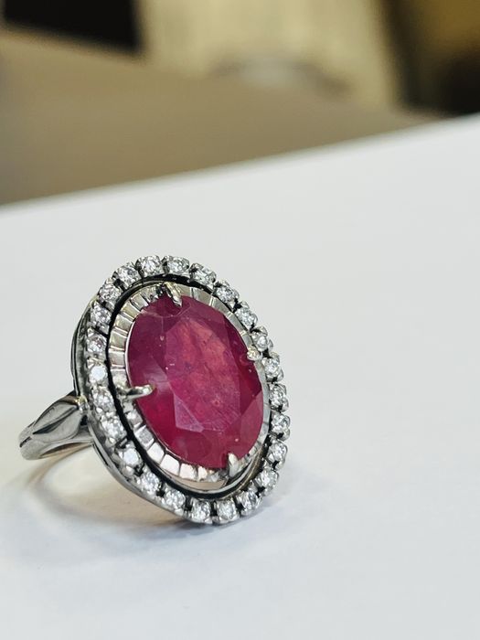 Златен пръстен бяло злато ,рубин и диаманти