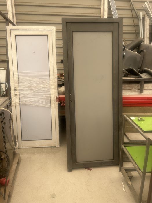 Врата  алуминиева с каса за магазин , склад