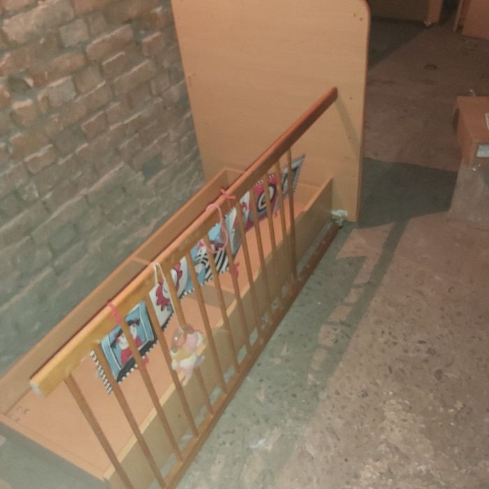 Продавам дървено еко детско креватче с дюшег.