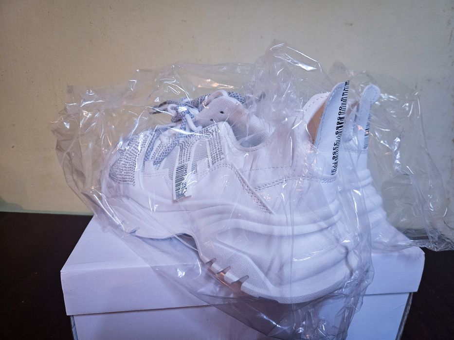 Adidasi albi. Nu sunt purtați