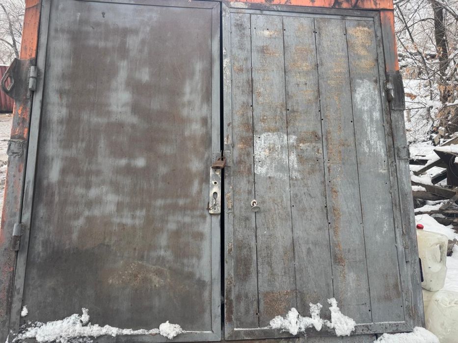 Контейнер с дверями