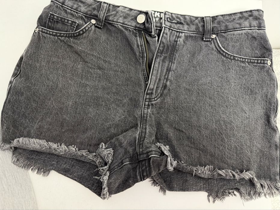 Pantaloni scurti de blugi