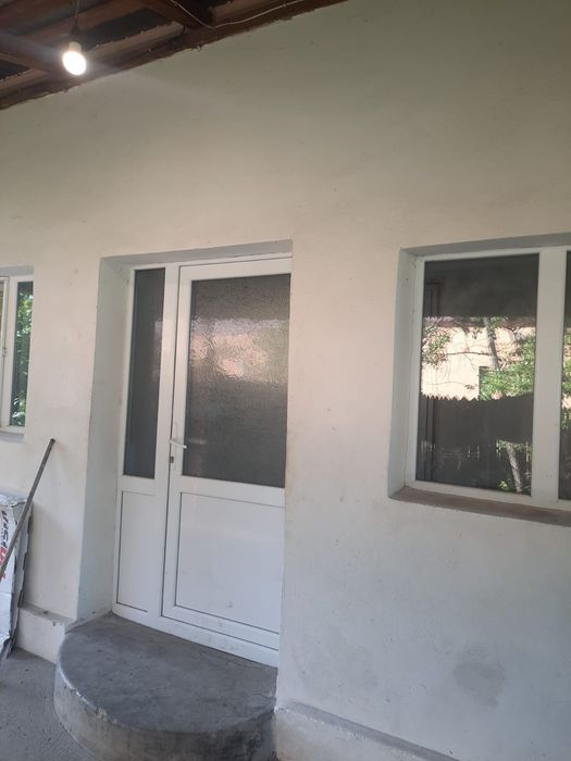 Casa de vânzare cu anexe și teren arabil