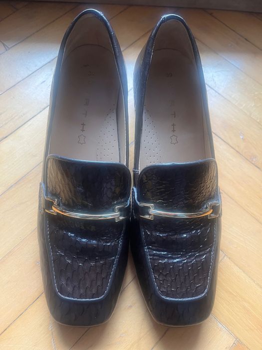 Естествен лак обувки