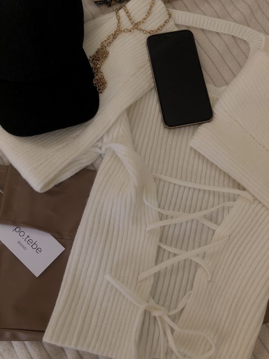 Свитер со шнуровкой