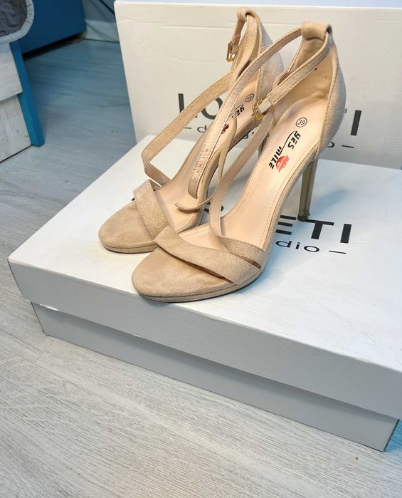 Бални обувки и чанта - за елегантен стил и удобство!