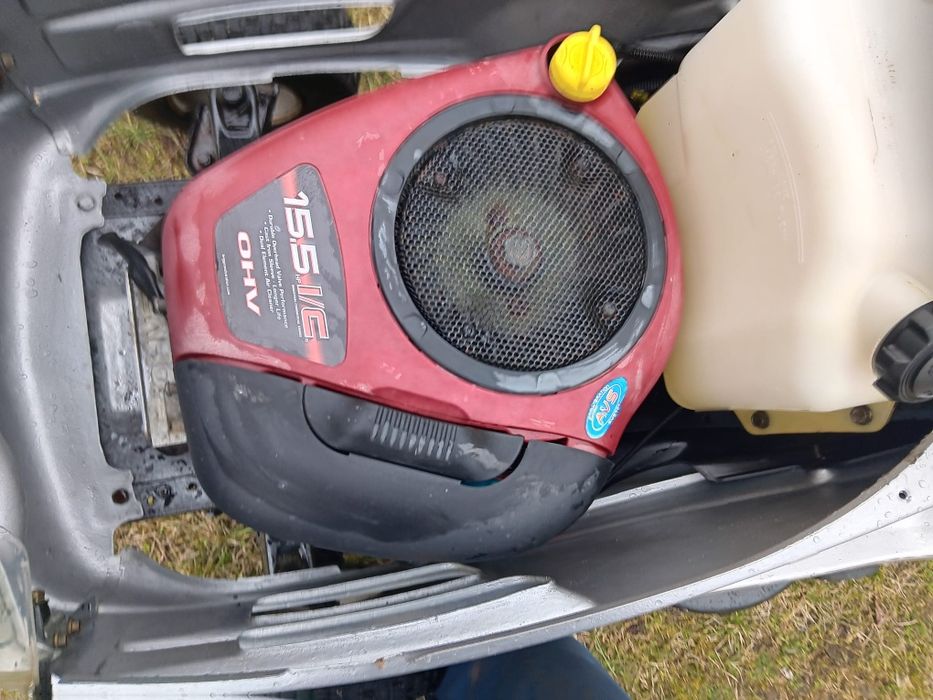 Tractoras de tuns iarba și gazon motor briggs stratton