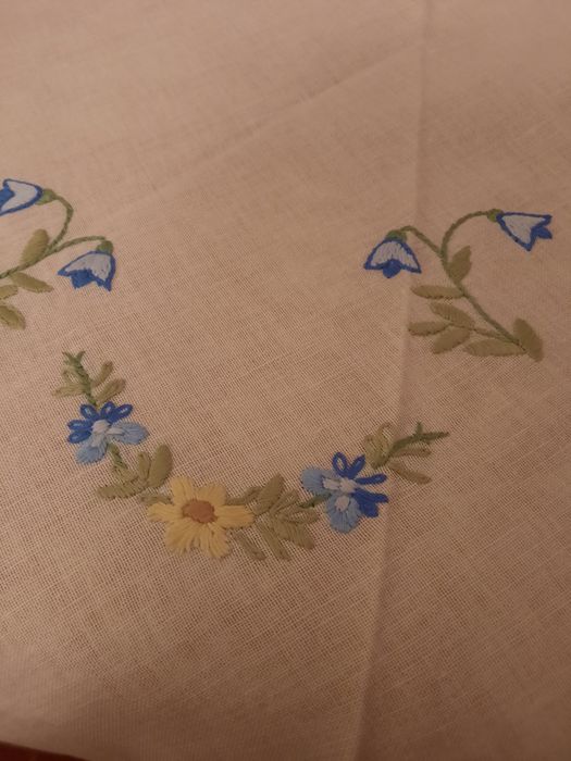 Față de masă rotunda cu broderie puișori