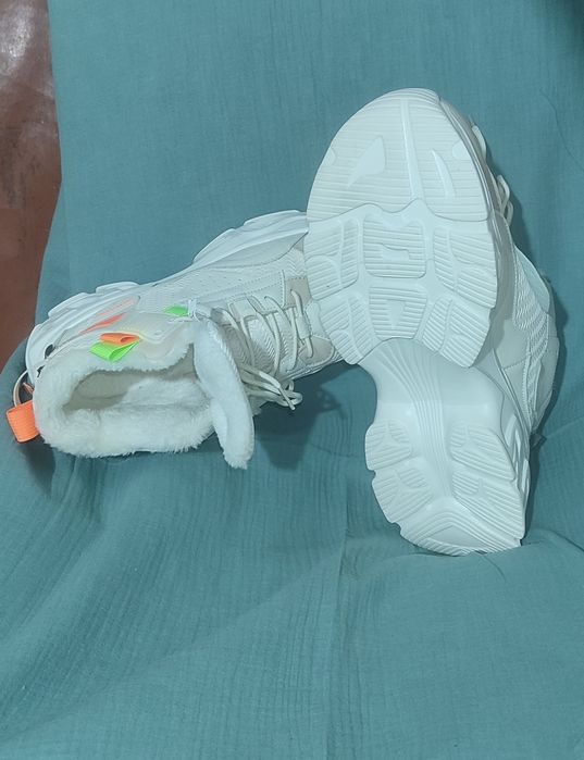 Продам кроссовки новые