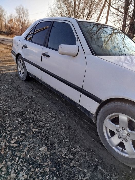 Машина Мерседес бенз C202