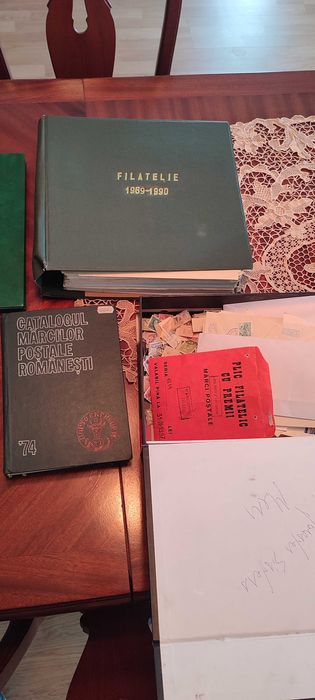 Vând timbre, clasoare, cărți