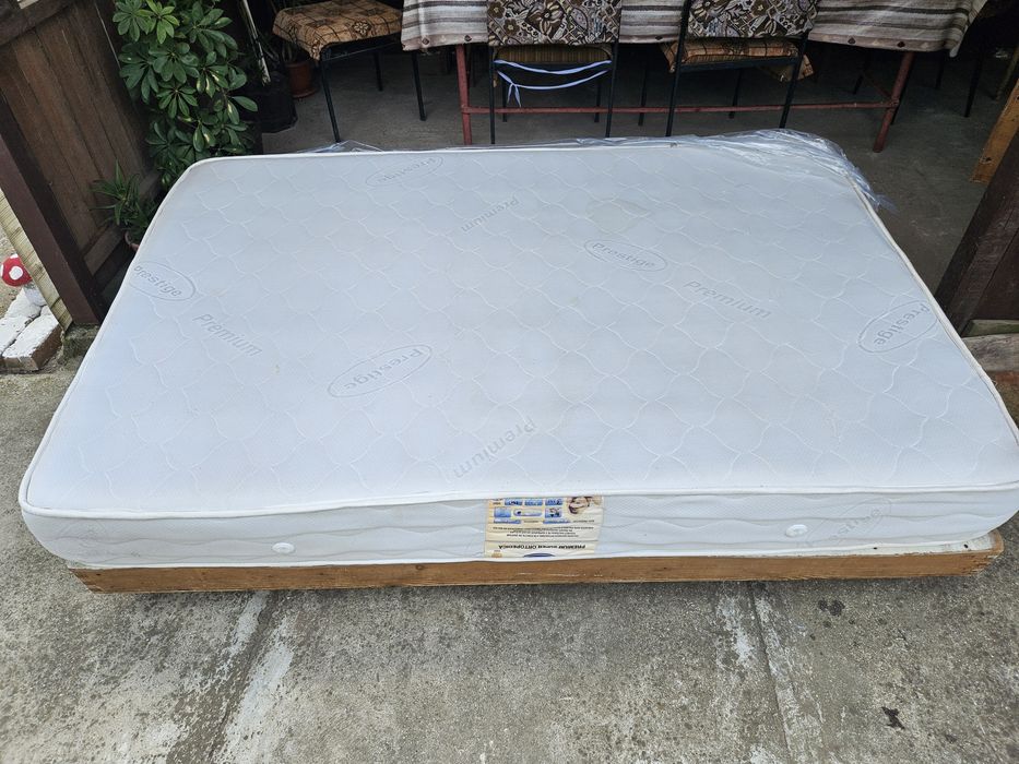 Vând saltea și suport de pat lemn 120×190