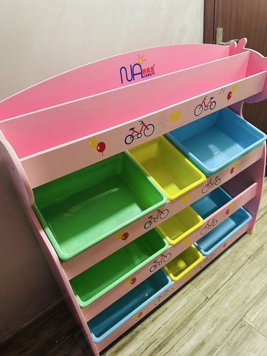 Дървен шкаф за играчки