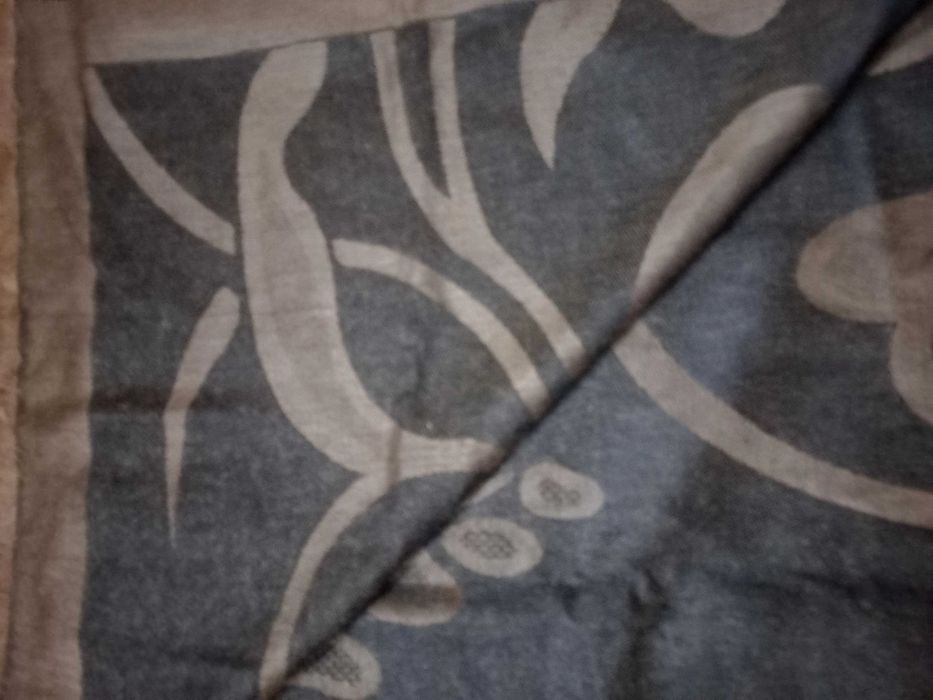 Квадратен шал в златисто и черно