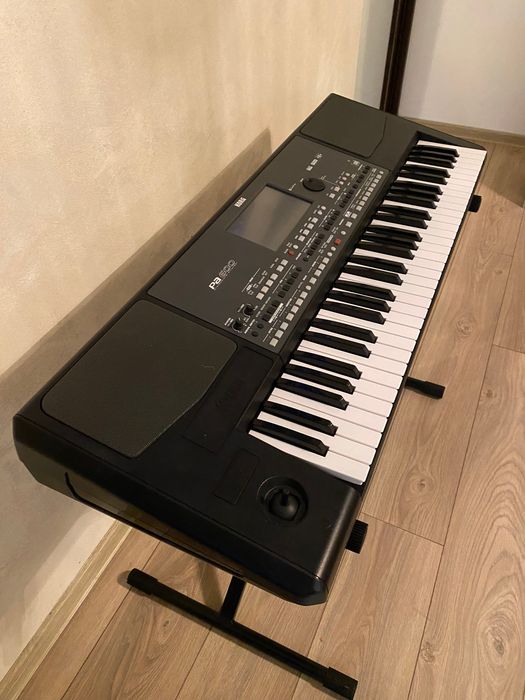 Vând korg pa 600 + stativ ca nou