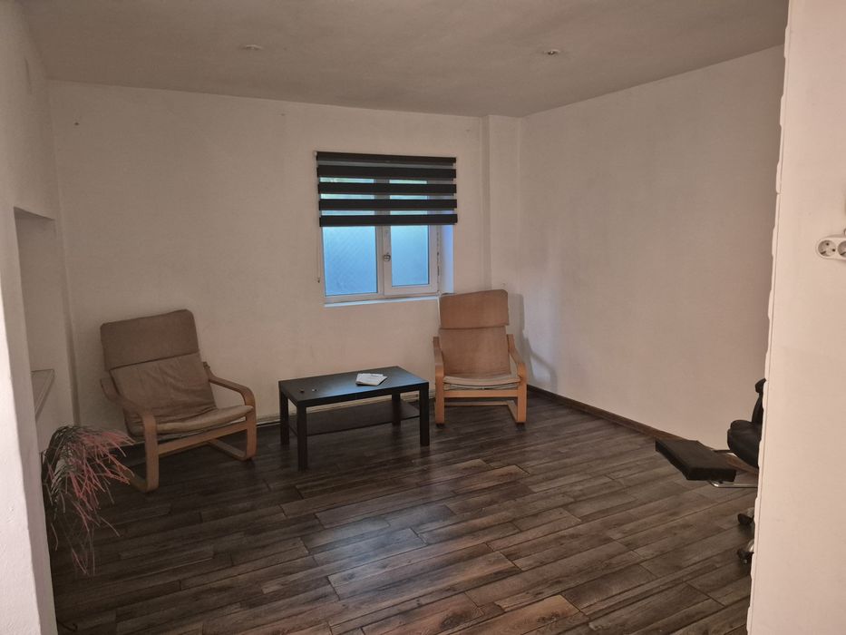 Vand casa la curte Laminorului