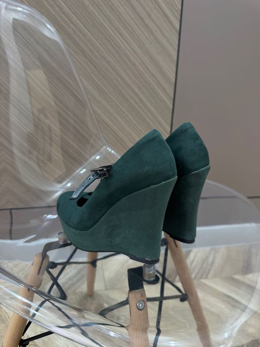 Каблуки темно-зеленые на высокой платформе