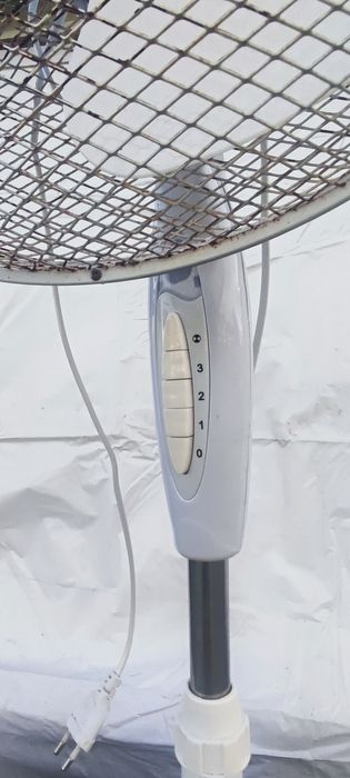 Вентилатор на висока стойка с въртяща се глава