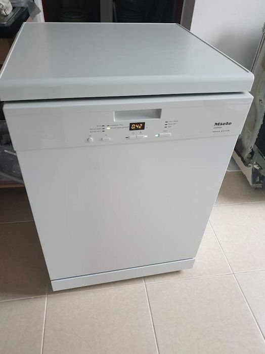 UK - Miele Съдомиялна - 14 Комплекта - Свободностояща - 60см