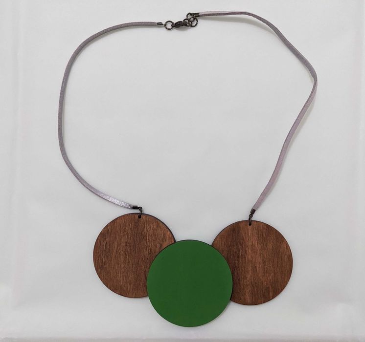 Colier cu pandantive din lemn, stare excelenta