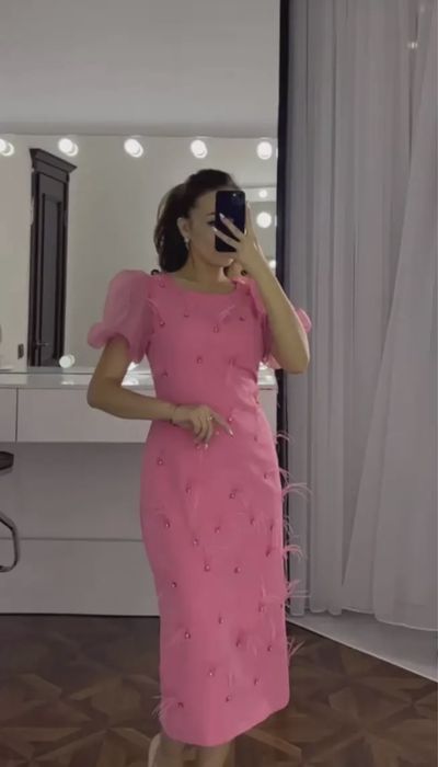 Яркое платье с перьями