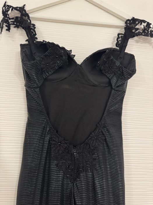 Rochie neagră elegantă de seară cu corset reglabil și spate decupat