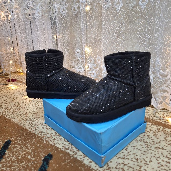 Угги с камушками новые.