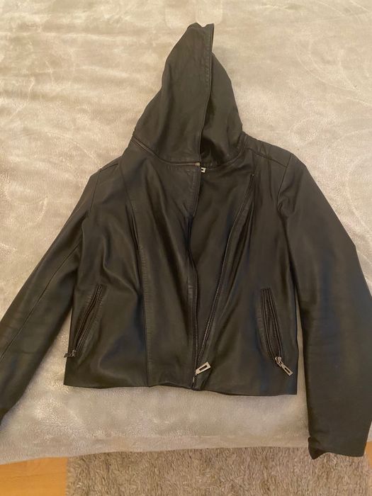 Vând geaca din piele naturală este forte mole aproape nou