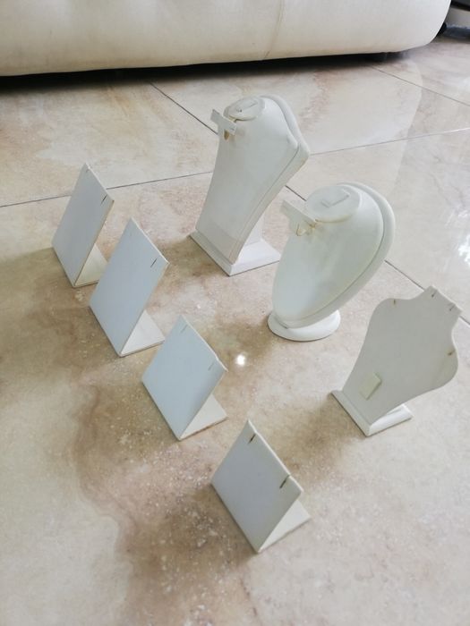 Стойки, бюстиета, манекени за бижута.