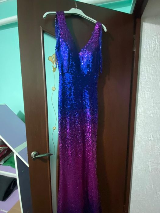 Вечернее платье с пайетками