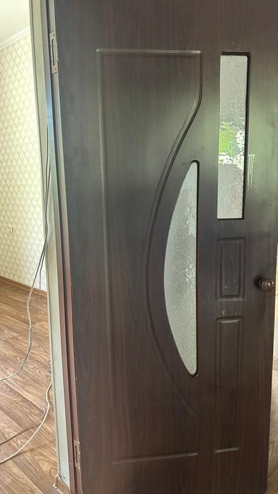продаётся дверь коричневые 2 м стандартное состояние нормальное