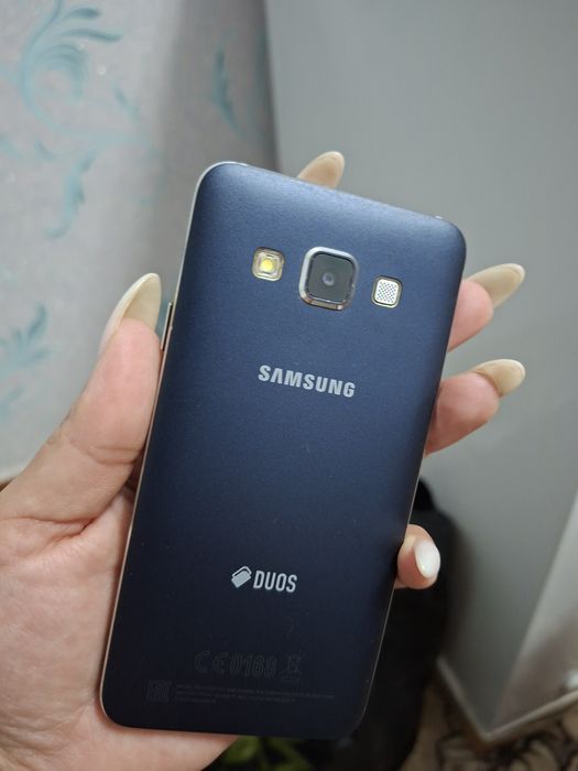 Продам на запчасти телефон samsung  j5