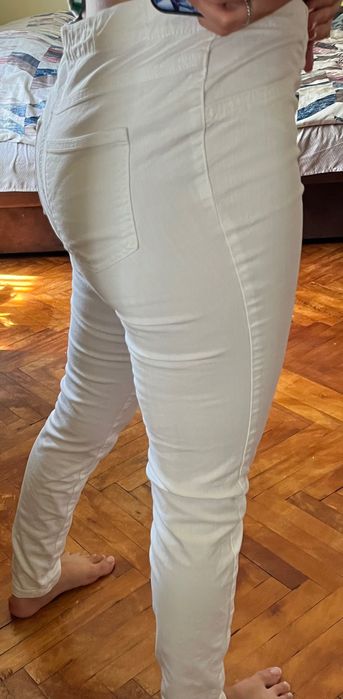 Blugi albi fără buzunare