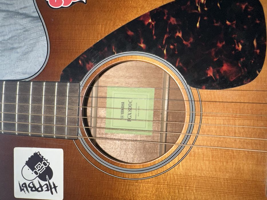 Электро-акустическая гитара