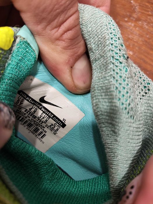 Продавам футболни обувки/стоножки/ 37,5