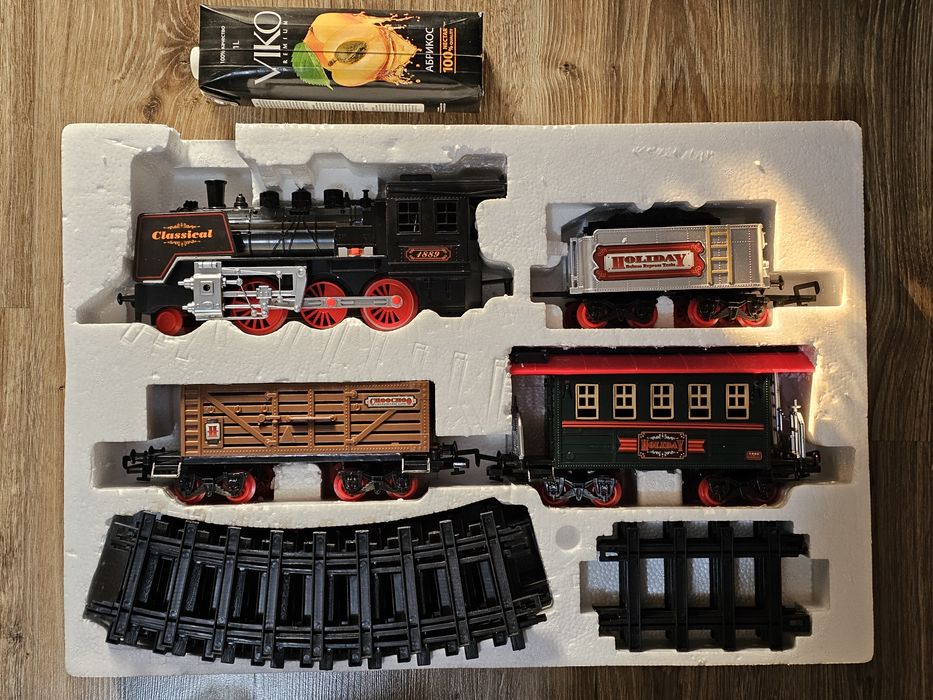 Игрушка поезд на батарейках