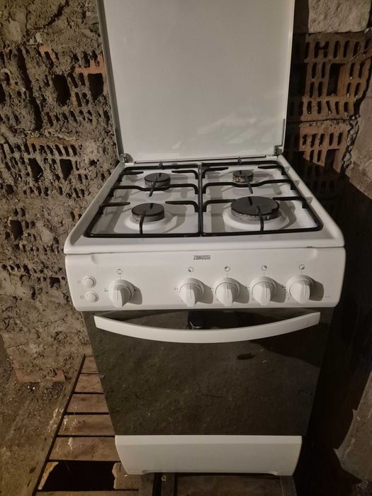 Vând aragaz cu 4 ochiuri și cuptor pe gaz