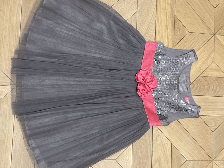 Серая платье с блестками