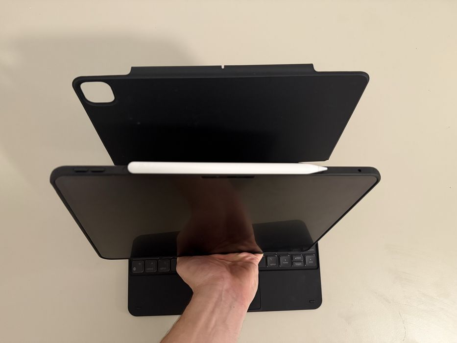 ESR Ipad Pro 13” tastatura magnetica rebound layout US