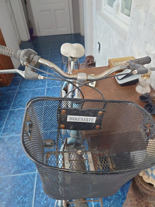 Bicicletă damă cu coș și schimbător în ghidon