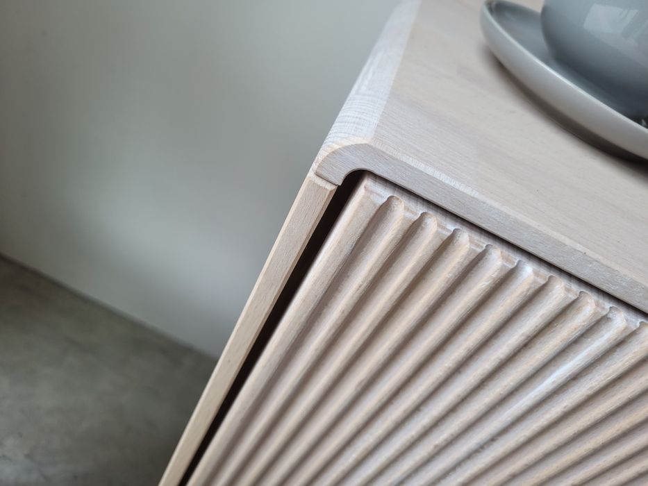 Продавам нов шкаф избелен  бук масив 140х75х40 см